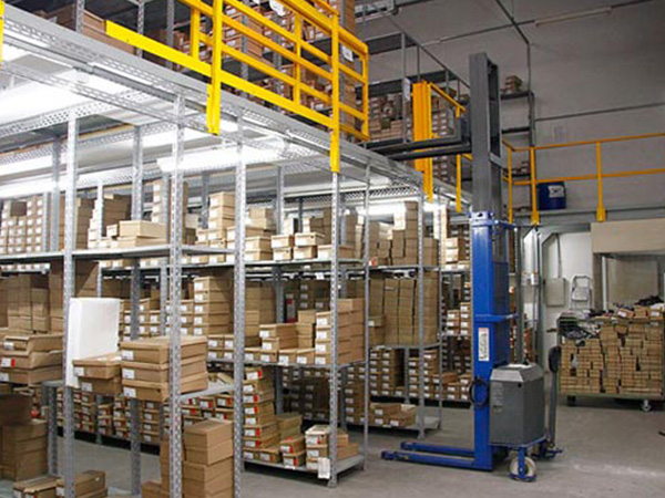 As melhores Estantes Com Piso exclusivas para o seu comércio! | Estanteria